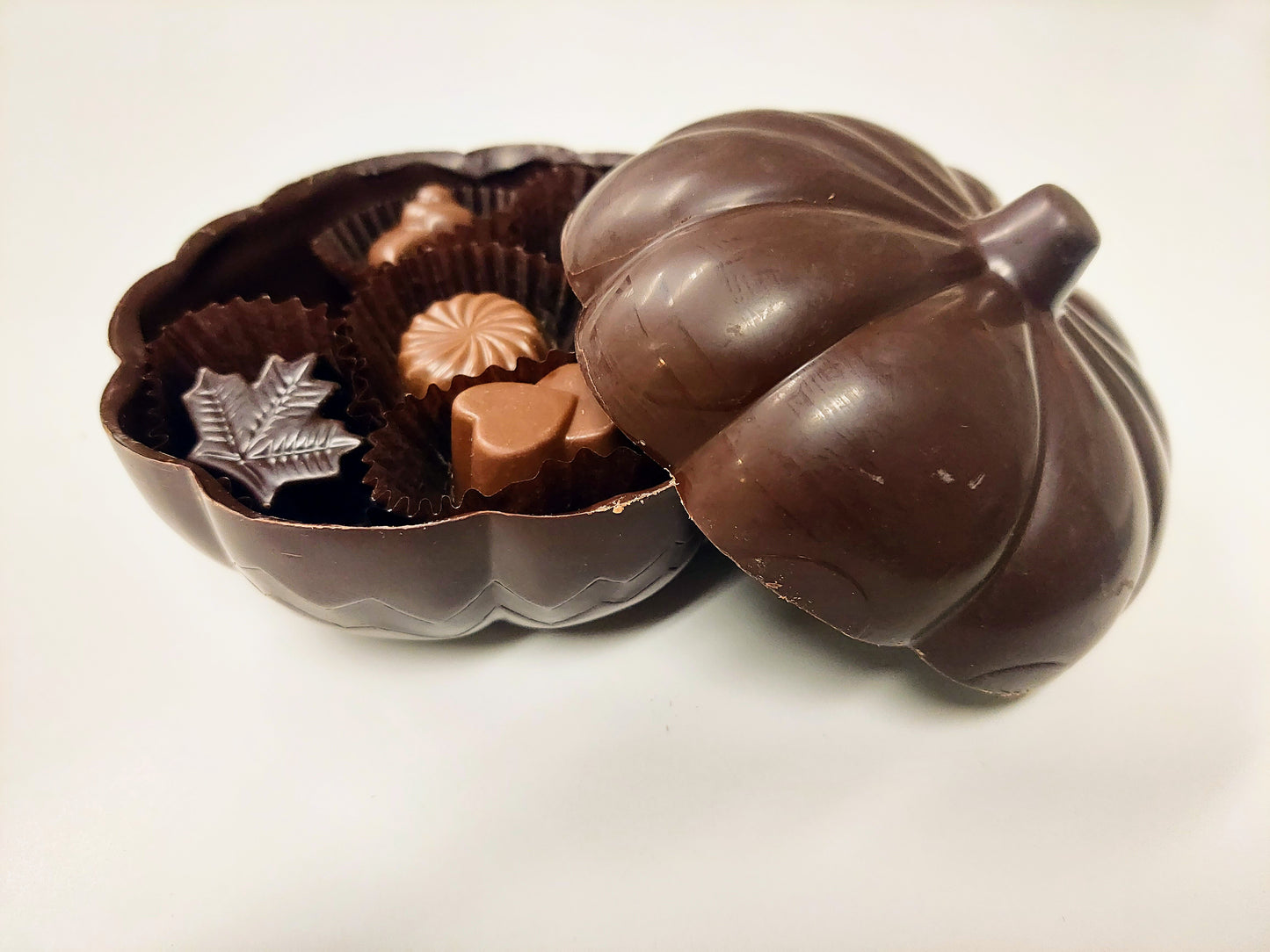 Chocolate flower or leaf filled with 4 chocolates