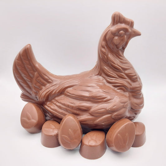 Très grande poule avec 6 oeufs truffés