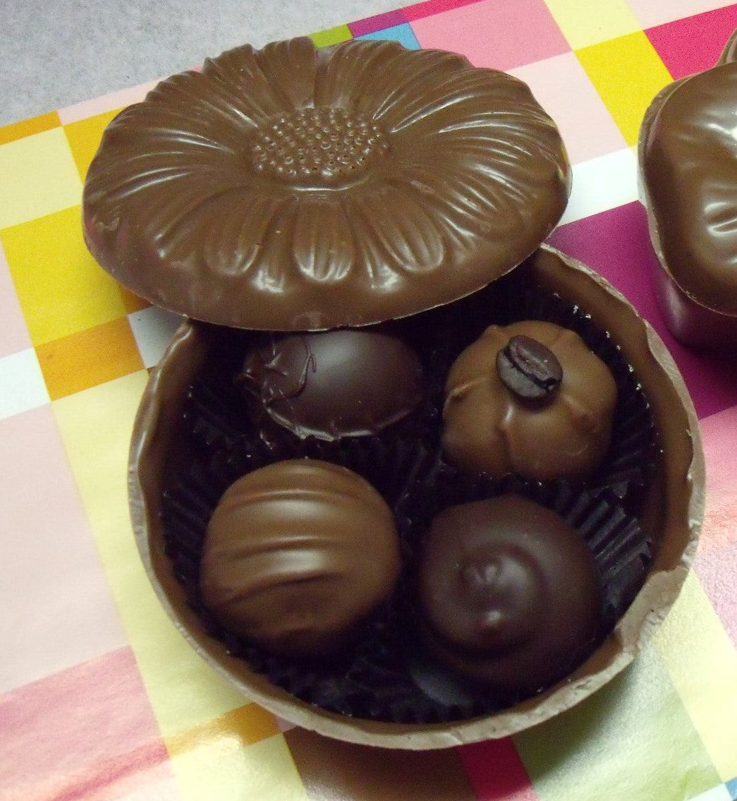 Chocolate flower or leaf filled with 4 chocolates