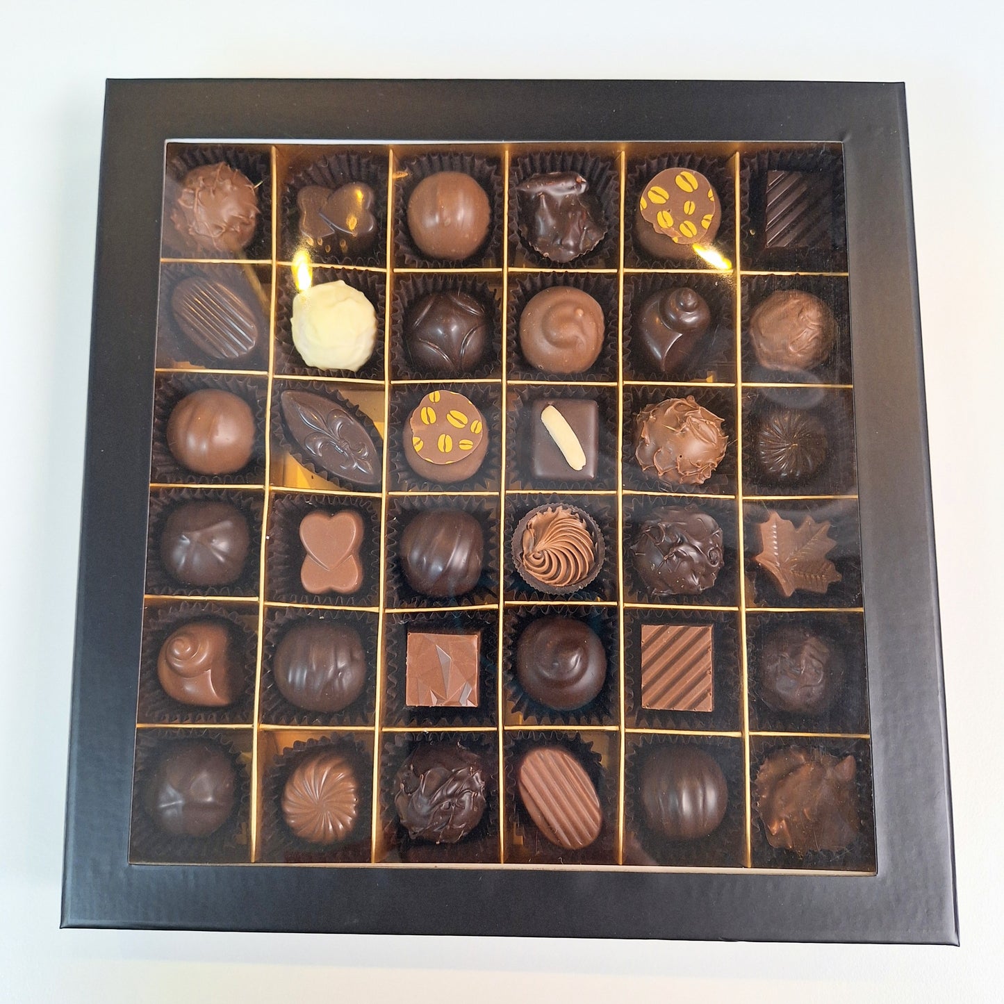 Boîte de 36 chocolats à couvercle magnétique