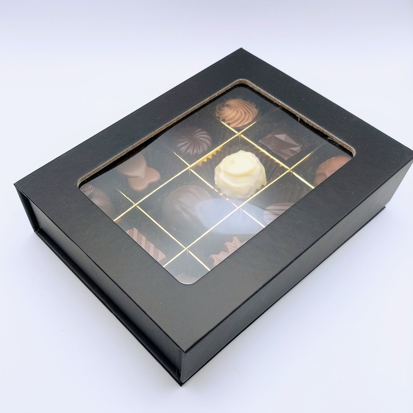 Boîte de 12 chocolats à couvercle magnétique
